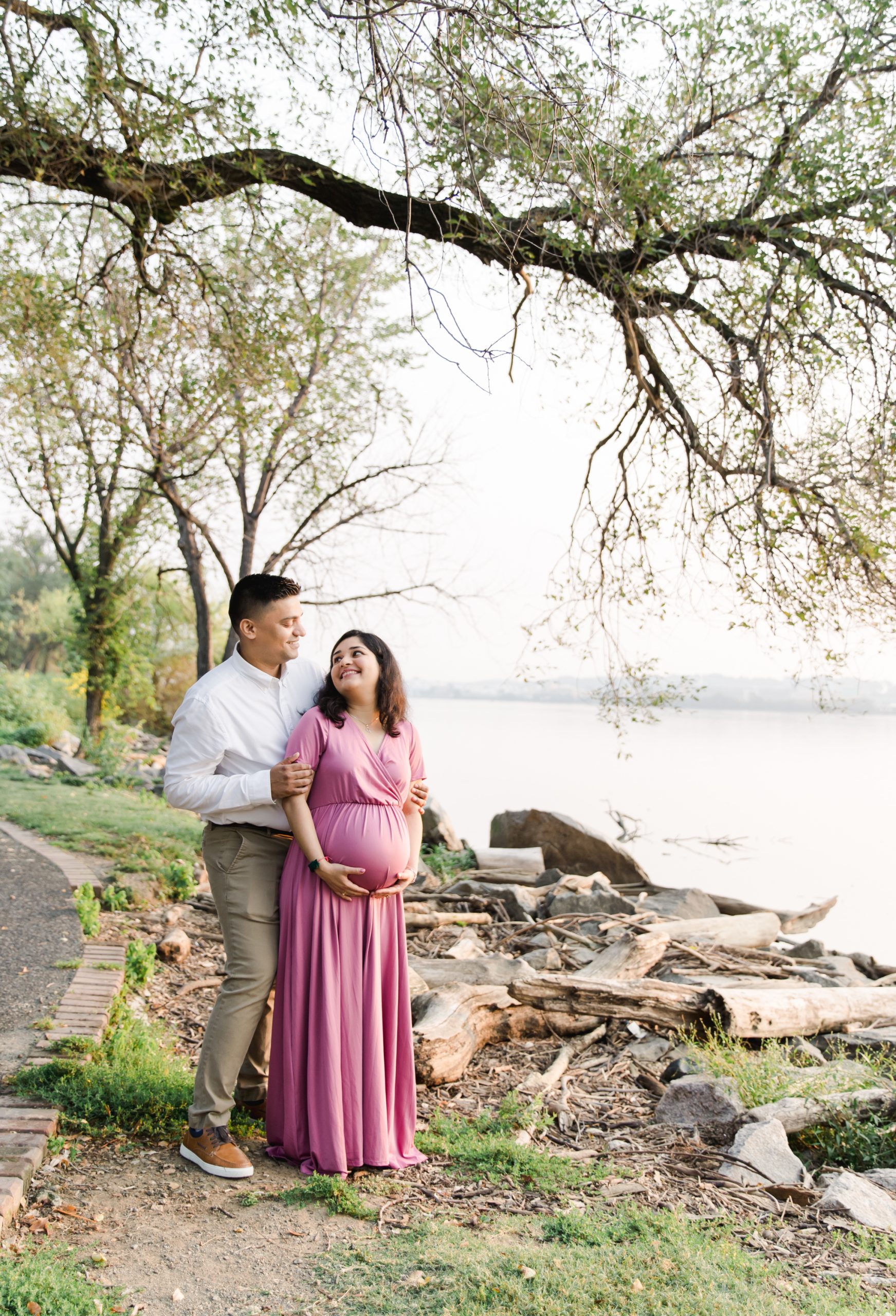 dad and mom-to-be posed near the potomac river in Old Town, Alexandria by Northern Virginia Maternity Photographer